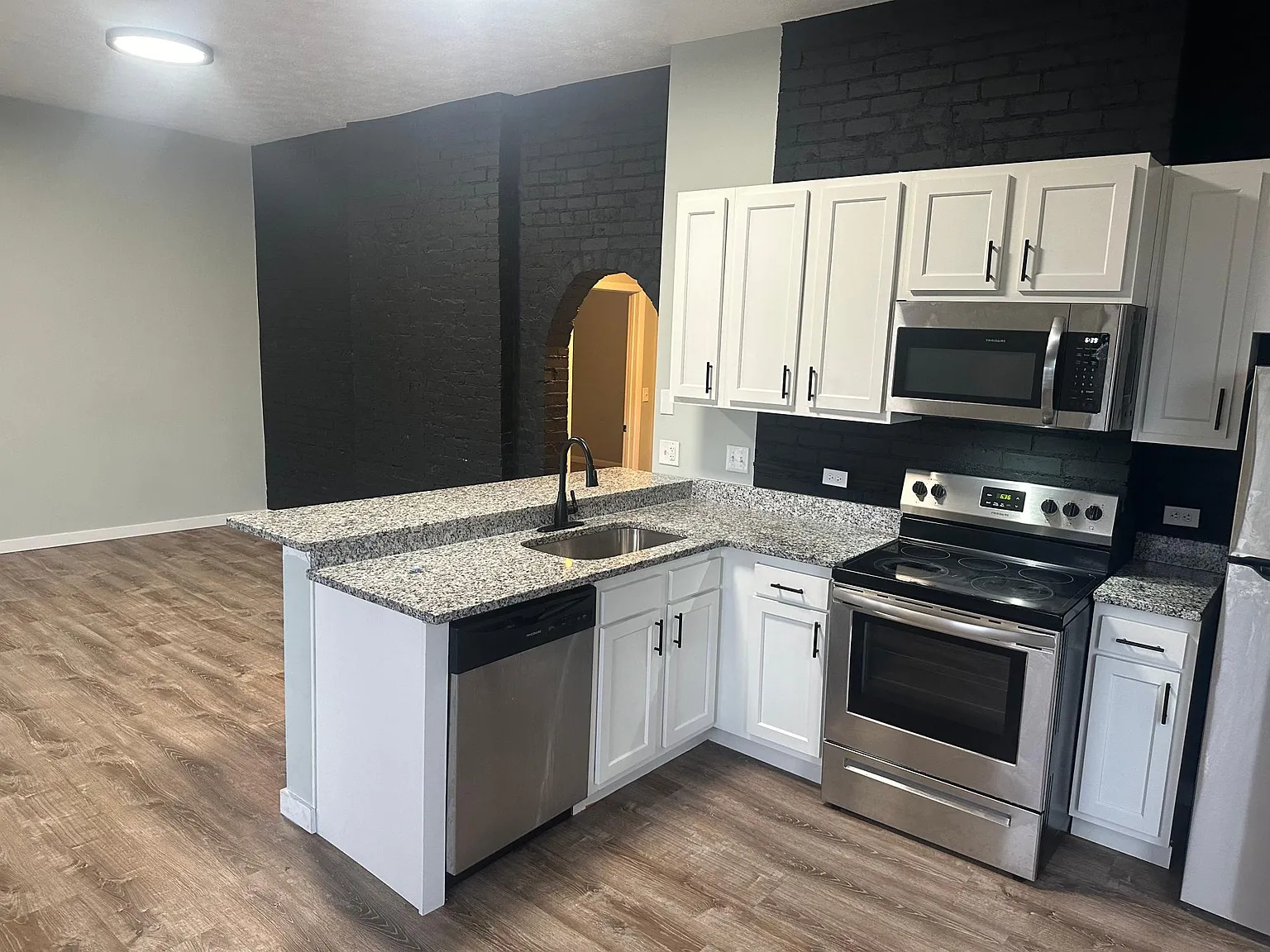 2219 Kenton St — Photo 3