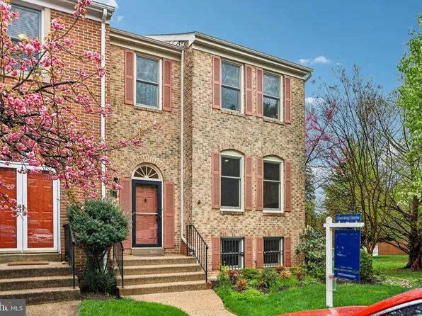 407 Council Dr NE, Vienna, VA 22180