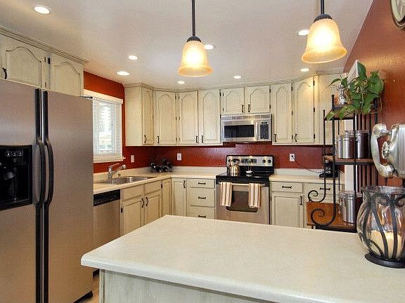Working Kitchen with Stainless Appl.