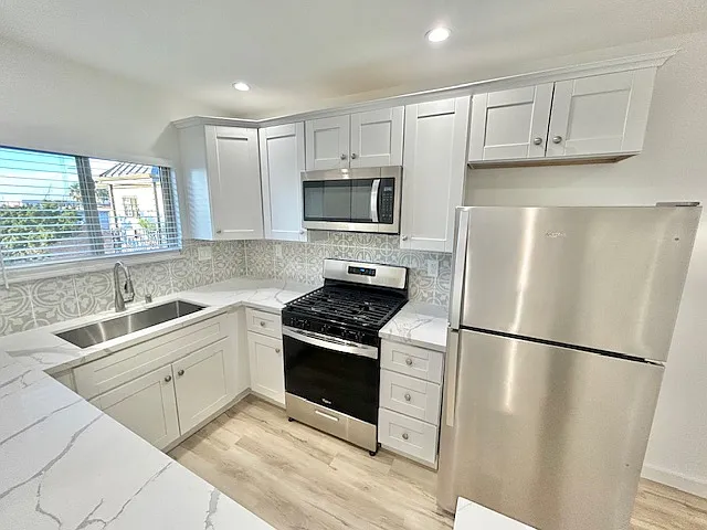 5050 Santa Monica Ave #11