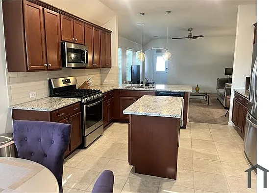 3 bed, 1456 sqft, $2,600 — Photo 4