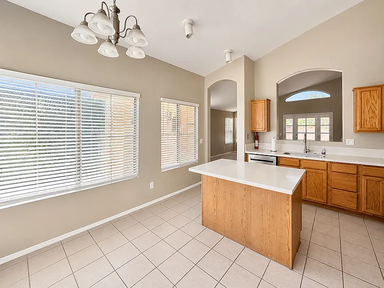 1077 W Swan Dr — Photo 4