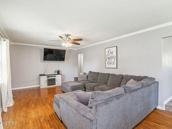 5th image of 706 Ferry St
