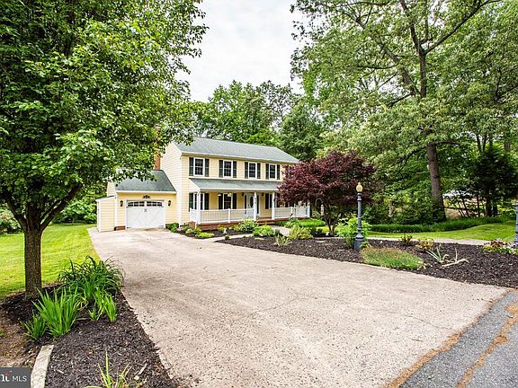 3rd image of 413 Collingwood Dr