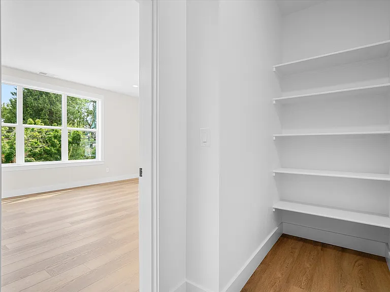 349 SE Walnut St — Photo 12