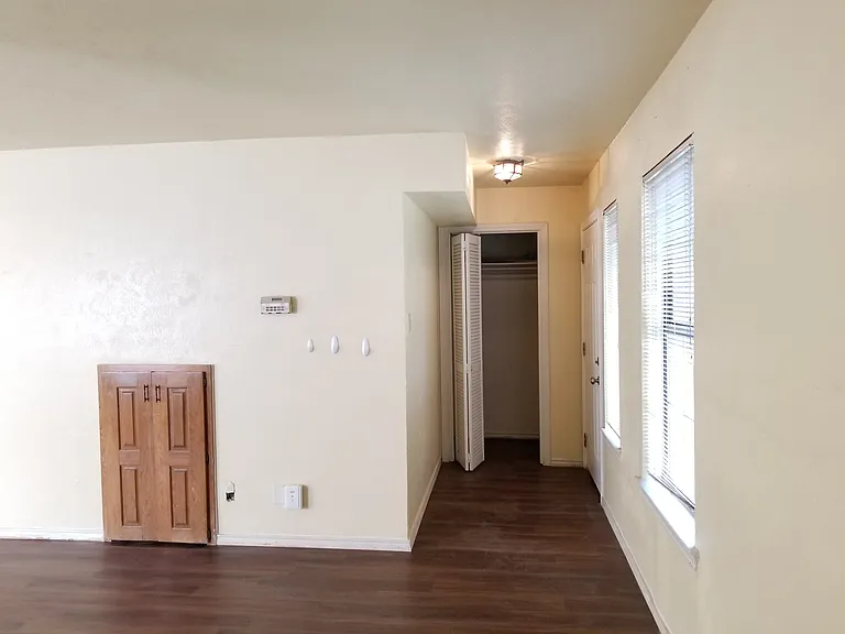 2426 Lakeview Cir — Photo 2