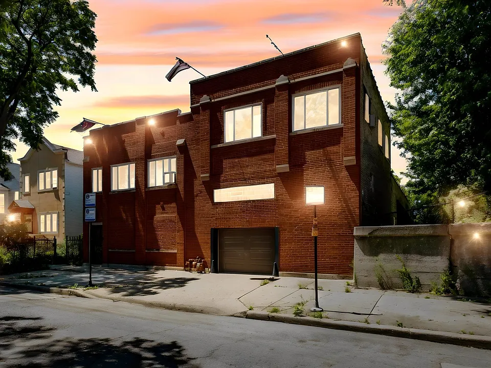 1742 N Mozart St