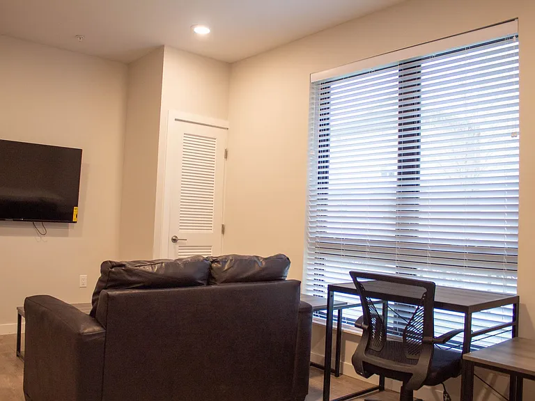 1009 W Stoughton St — Photo 15