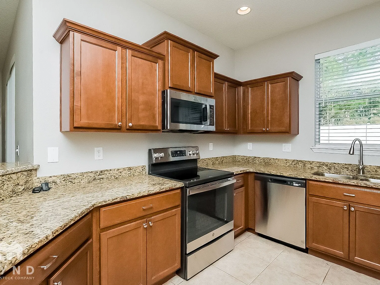 3 bed, 2.0 bath, 1629 sqft, $2,005 — Photo 2