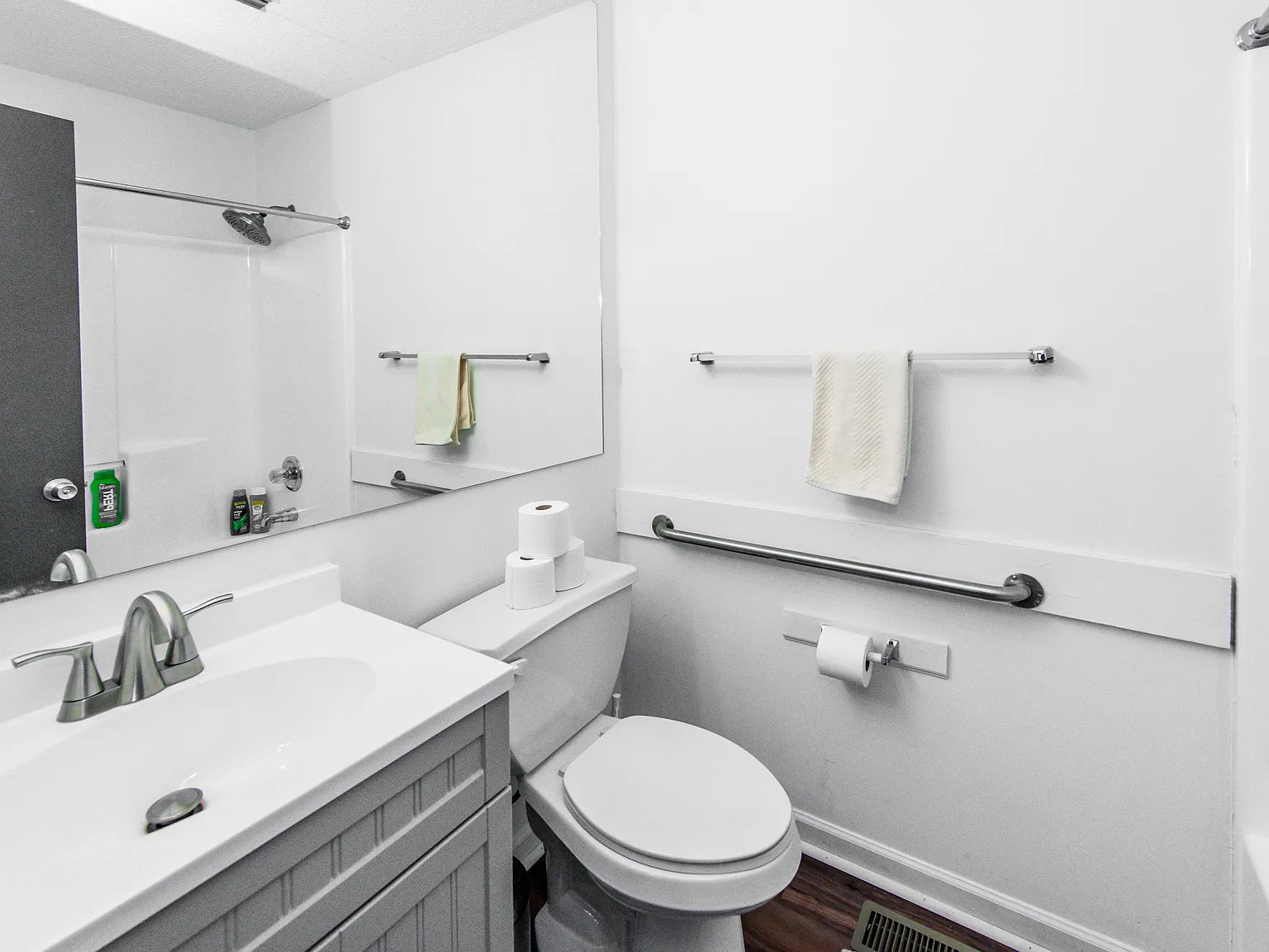 3 bed, 1.5 bath, 1008 sqft, $2,500 — Photo 3