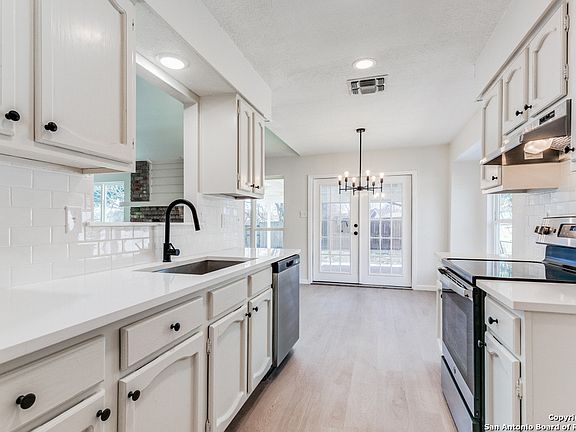5th image of 4422 Lakeway Dr