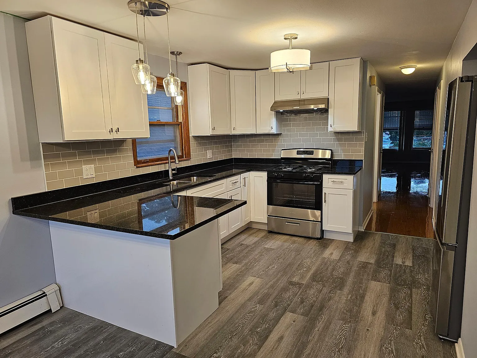 3 bed, 1300 sqft, $1,900 — Photo 1