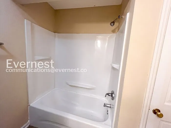 2406 Lyndon Ave #4 — Photo 8