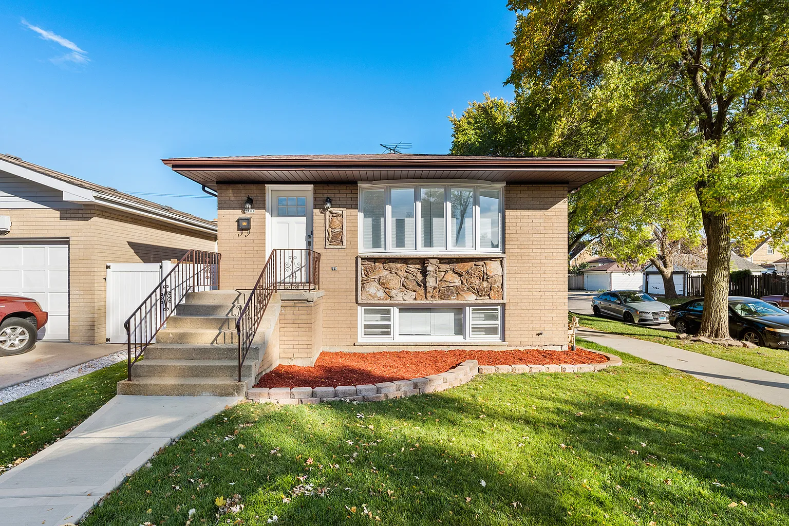 3301 N Normandy Ave photo 1