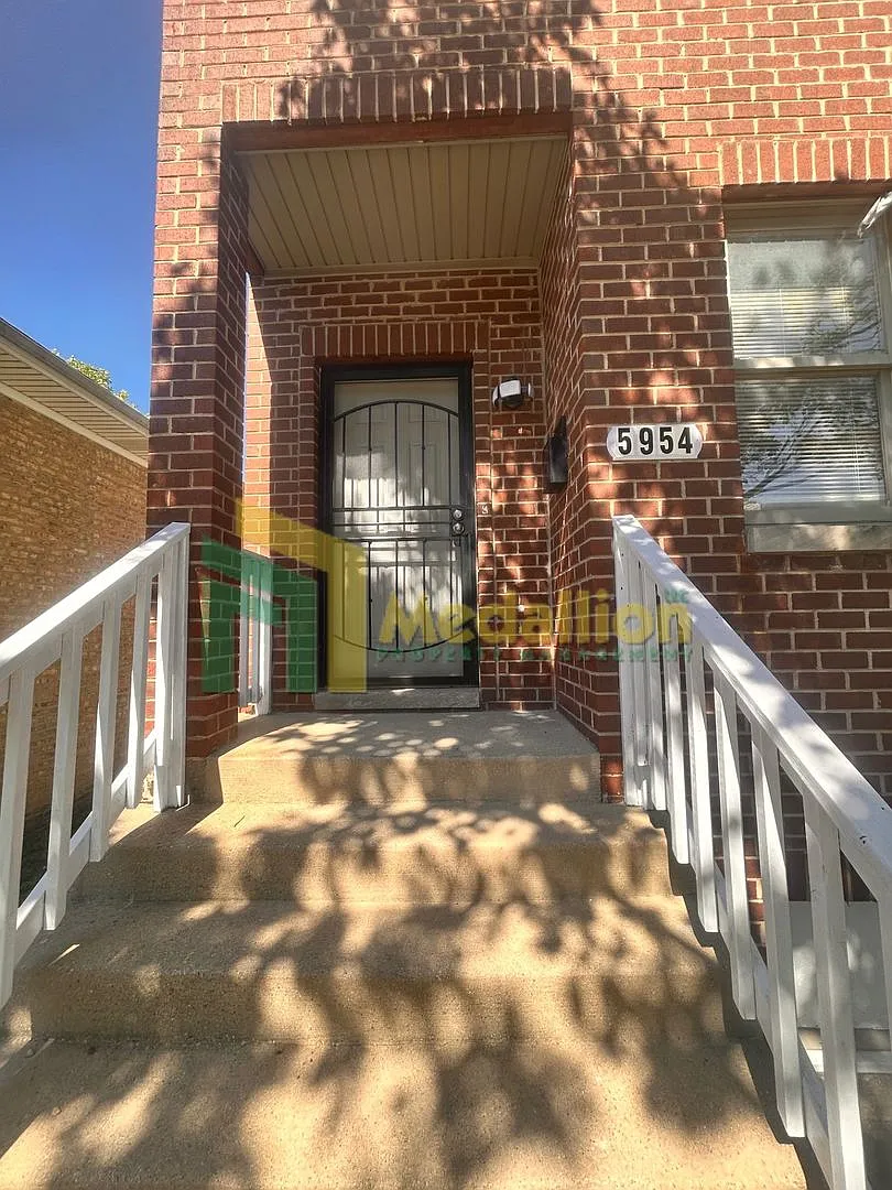 Spacious 4-Bedroom Home with Additional Living Space — Photo 2