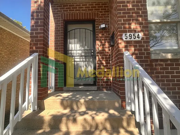5954 S Maplewood Ave — Photo 2
