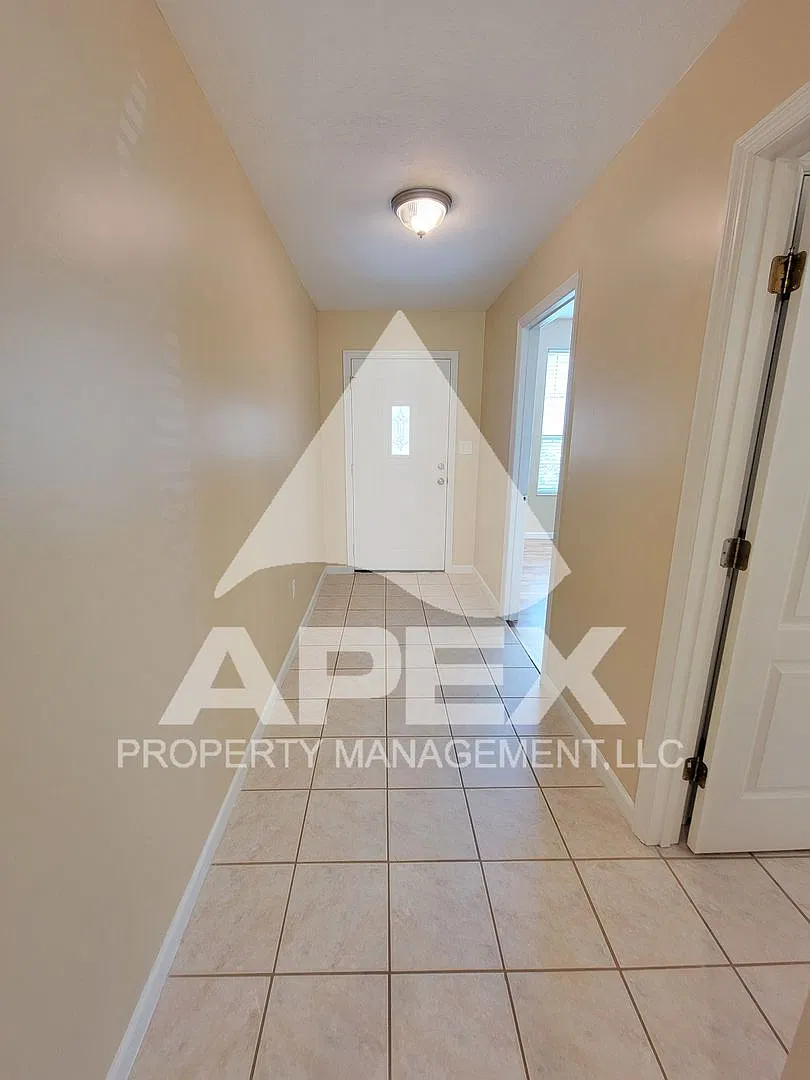 Spacious 2 Bd - 2 Ba Condo In North Knoxville W/ 2 Car Garage! End Unit! — Photo 3
