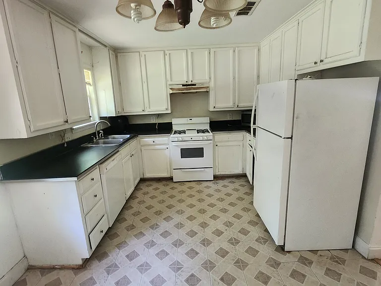 408 E Division St — Photo 1