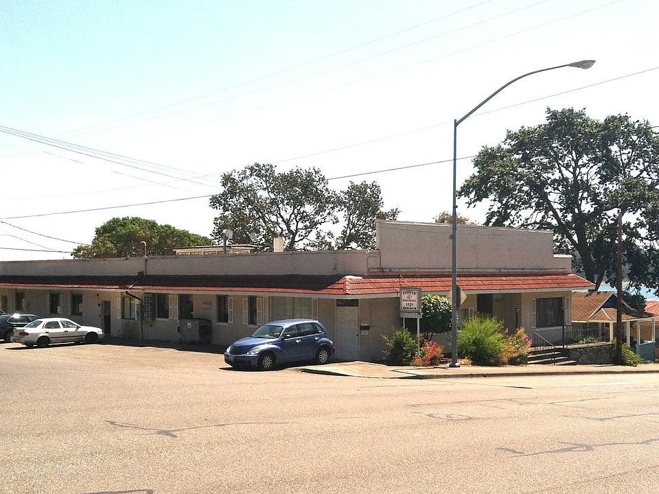 Pioneer Apartments (1121 SE 9th Ave)