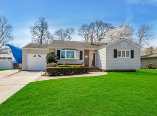 263 Lamoka Pl, West Islip, NY 11795