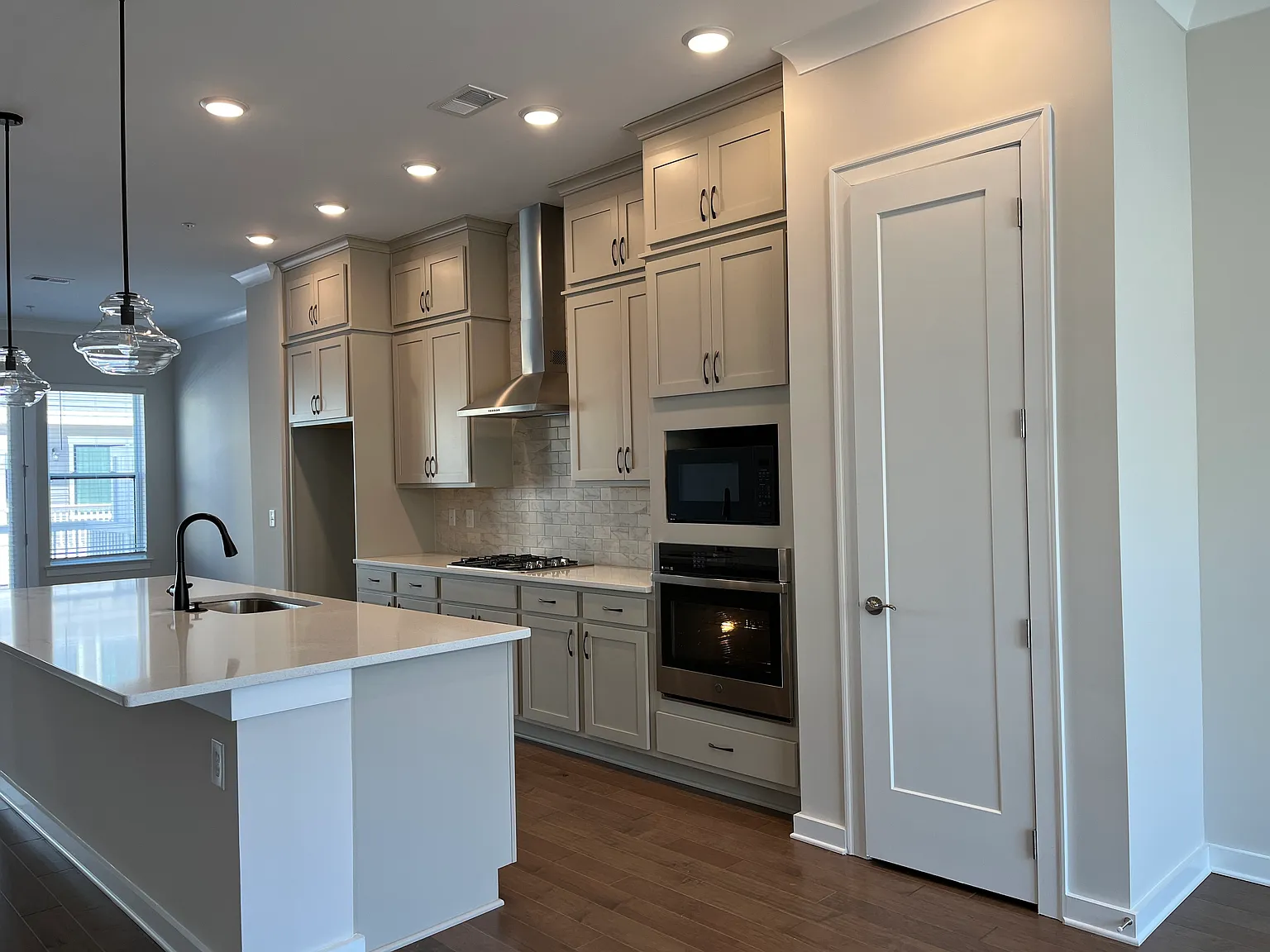 4 bed, 2400 sqft, $3,795 — Photo 4