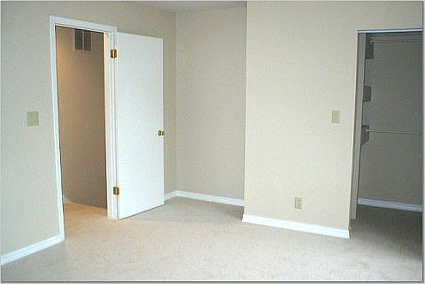 Bedroom w/ walkin closet