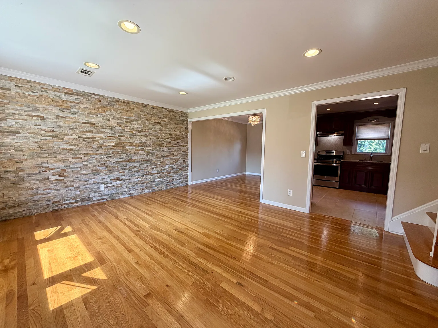 3 bed, 2.5 bath, 2500 sqft, $4,000 — Photo 3