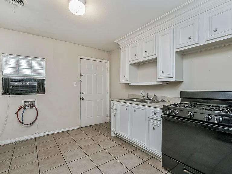 819 N Apache St — Photo 5