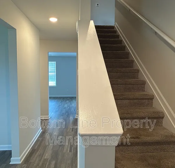 1035 Pepper Ln — Photo 2