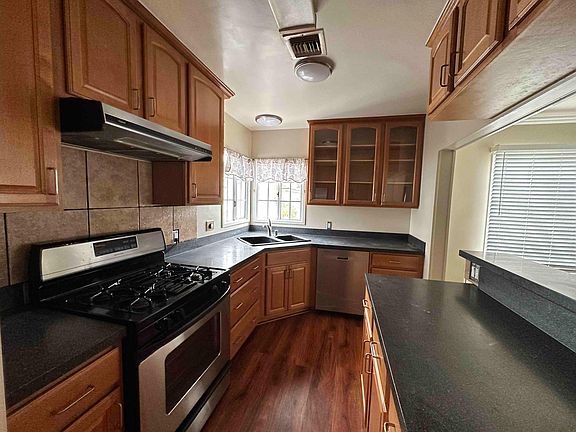 5th image of 8848 Garibaldi Ave
