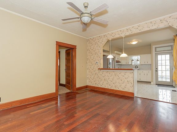 4th image of 721 Reis Ave