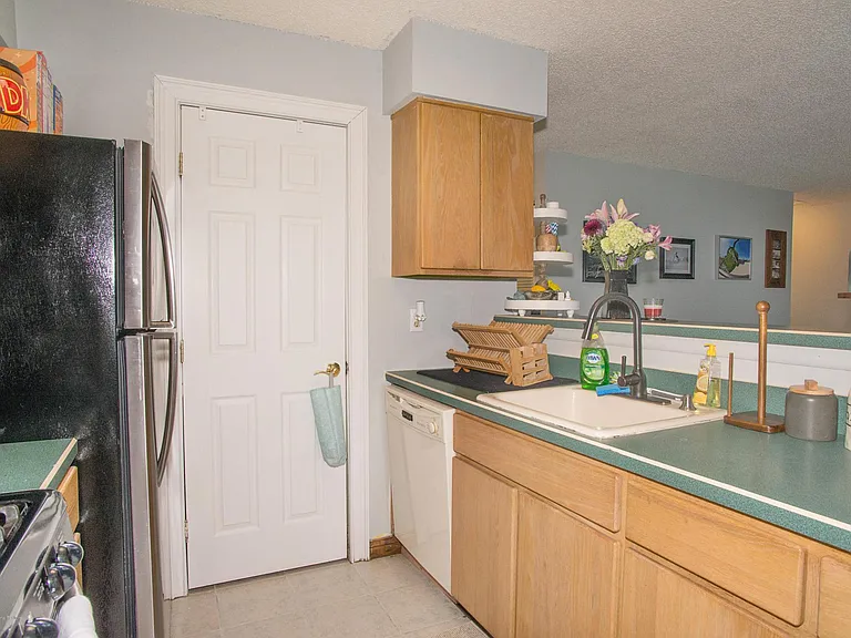1716 Waters Edge Dr — Photo 9