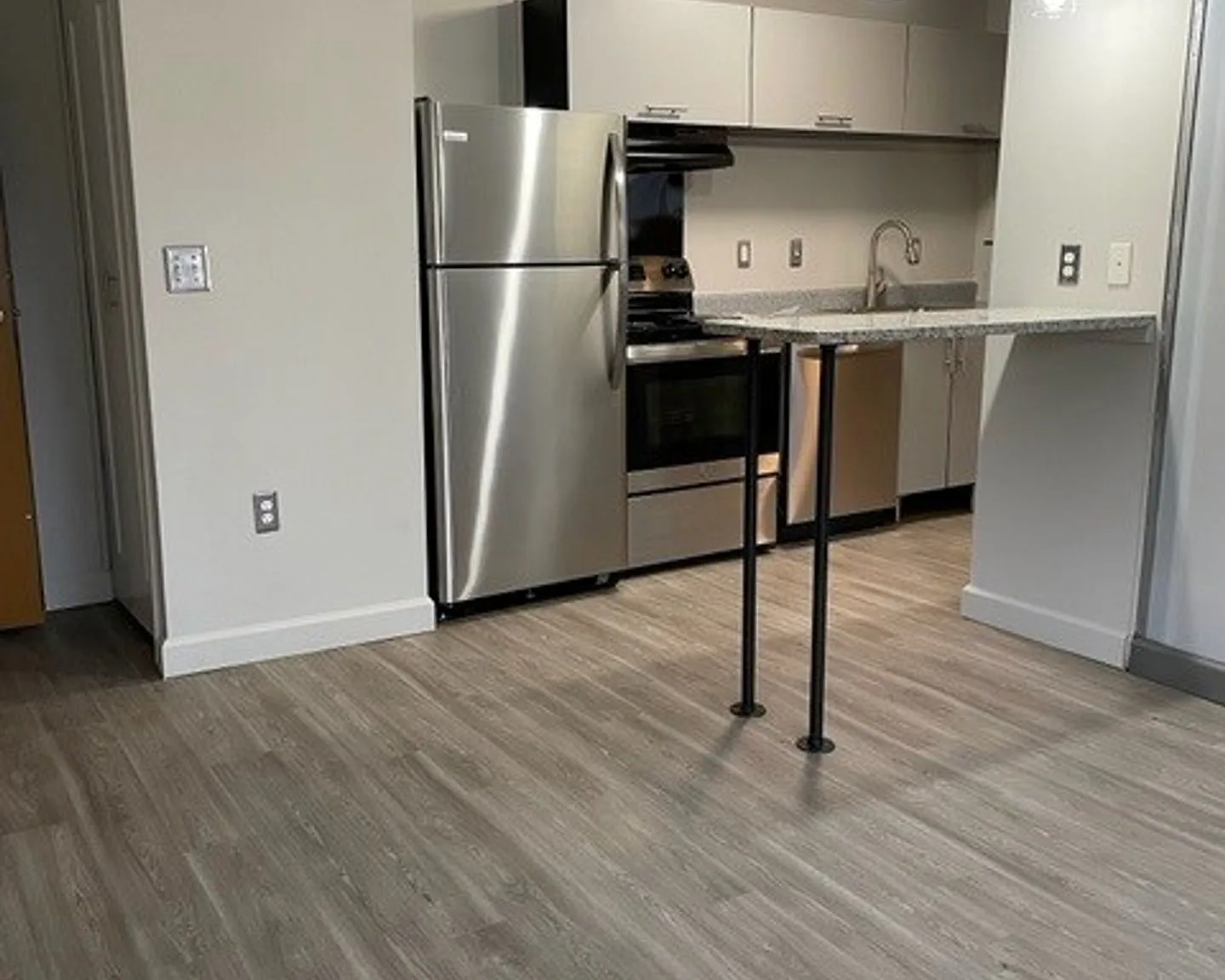 Walnut Manor Apartments — Photo 2