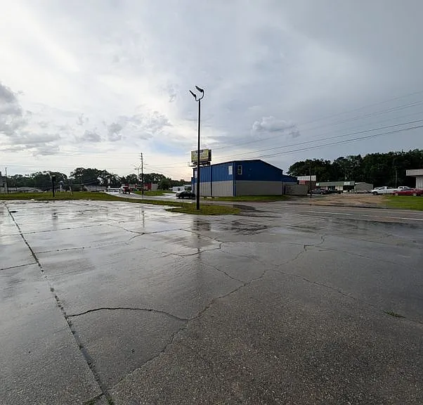 230 Memorial Blvd — Photo 13