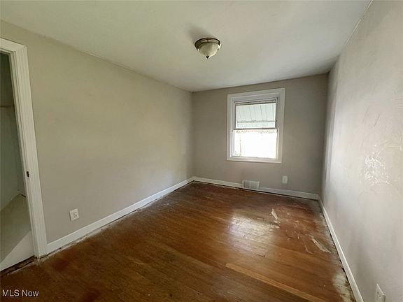 2nd image of 1936 Highlawn Ave