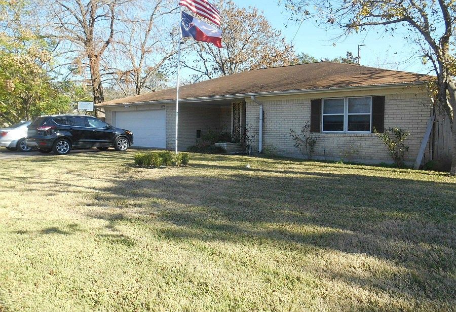 2nd image of 109 E Shadowbend Ave