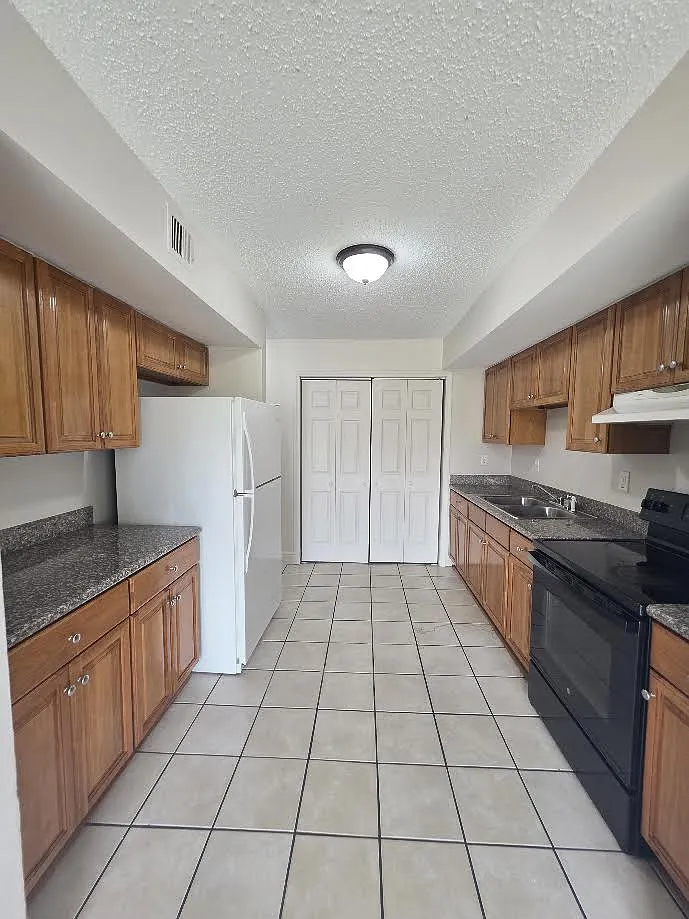 3 bed, 1.5 bath, 1250 sqft, $1,450 — Photo 2