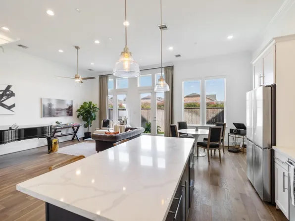 3306 W 12th St, Houston, TX 77008