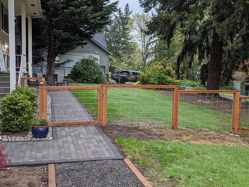 Front gate to fenced yard all to yourself!