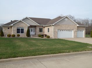 402 Mayfair Ln, Salem, IL 62881