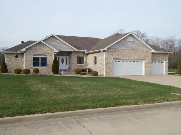 402 Mayfair Ln, Salem, IL 62881