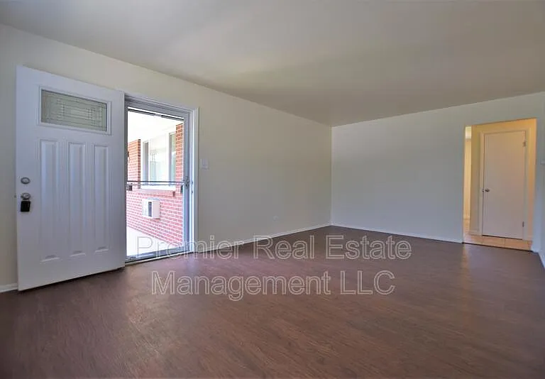 1885 S Clermont St — Photo 2