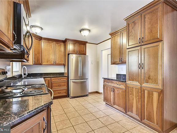 4th image of 944 Autumnwood Dr