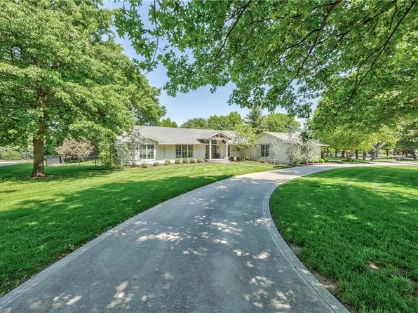 8600 Reinhardt Ln, Leawood, KS 66206