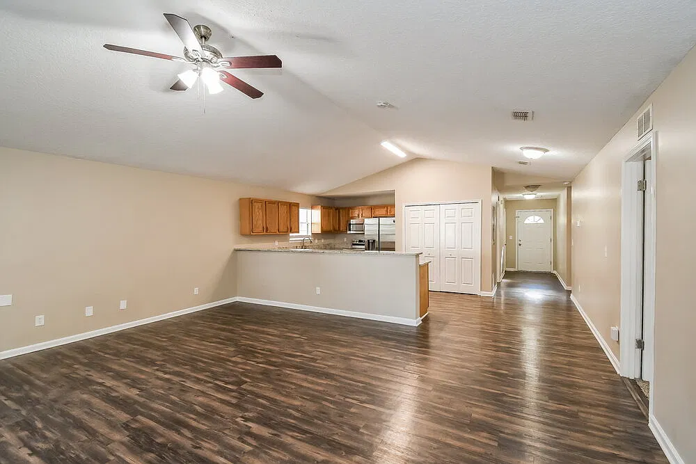 3 bed, 2.0 bath, 1470 sqft, $2,400 — Photo 4