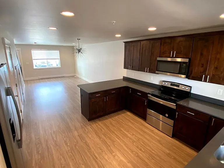 1095 North 14th Avenue — Photo 6