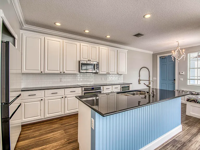 240 Poinciana Dr — Photo 2