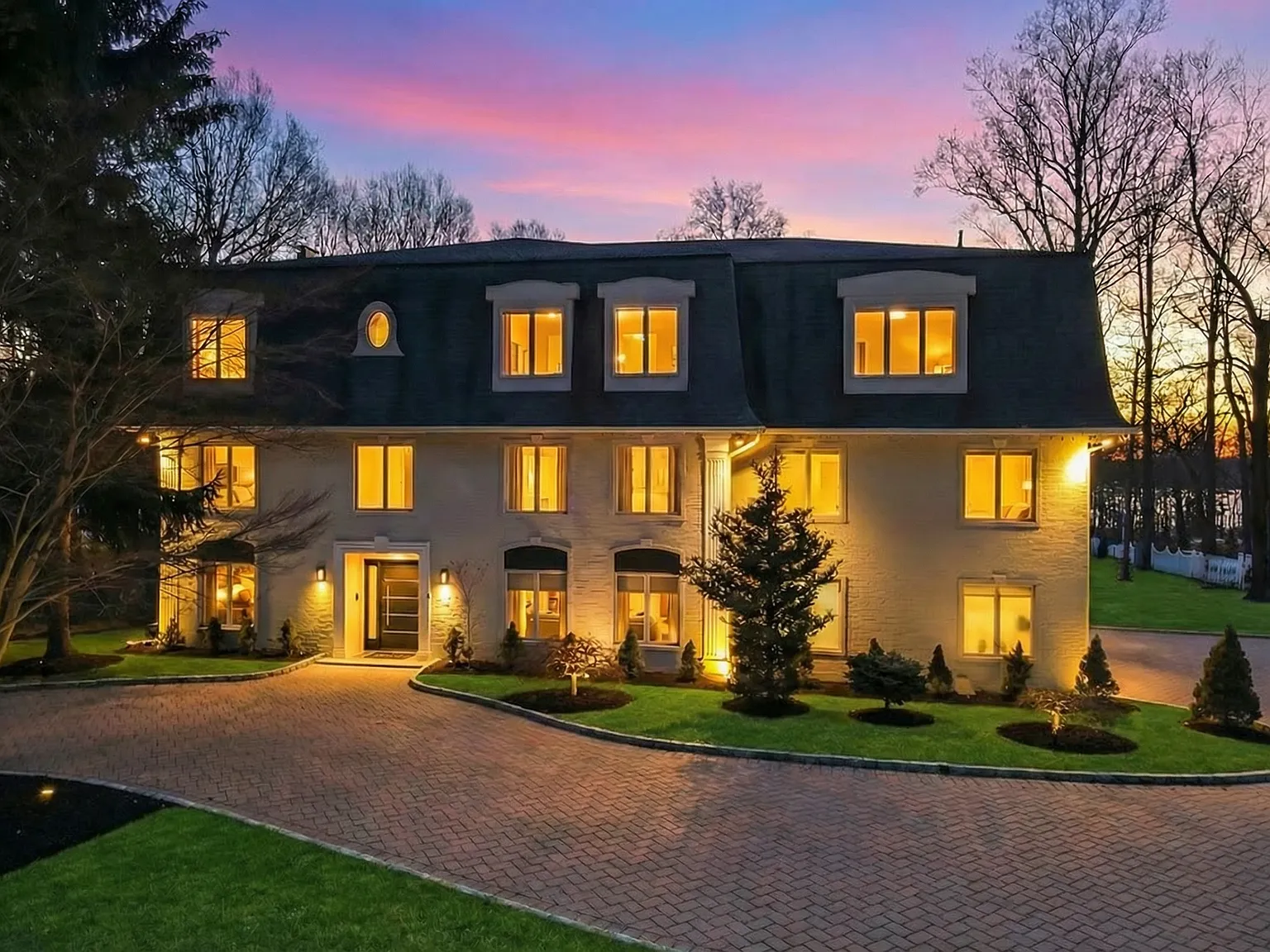 6 bed, 5.5 bath, 6000 sqft, $12,900 — Photo 1