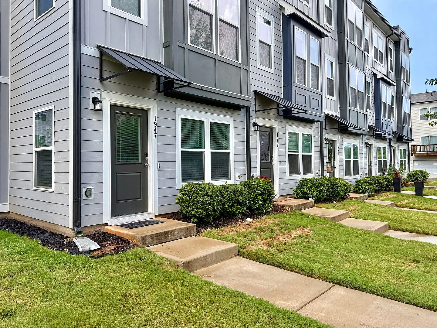 Fully Furnished 2BR/3.5BA Townhome with Garage Minutes from Downtown Raleigh — Photo 2