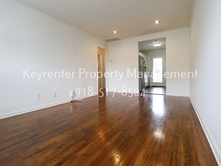 923 E 37th Pl — Photo 7